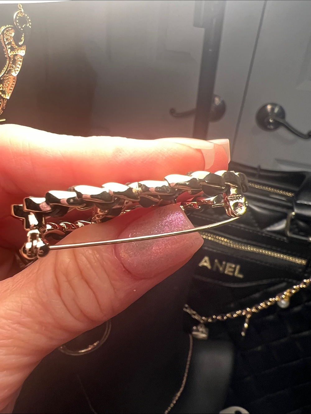 Quilted Black Chain-Tassel Brooch - Elegant Everyday Style - Picture 6 of 7